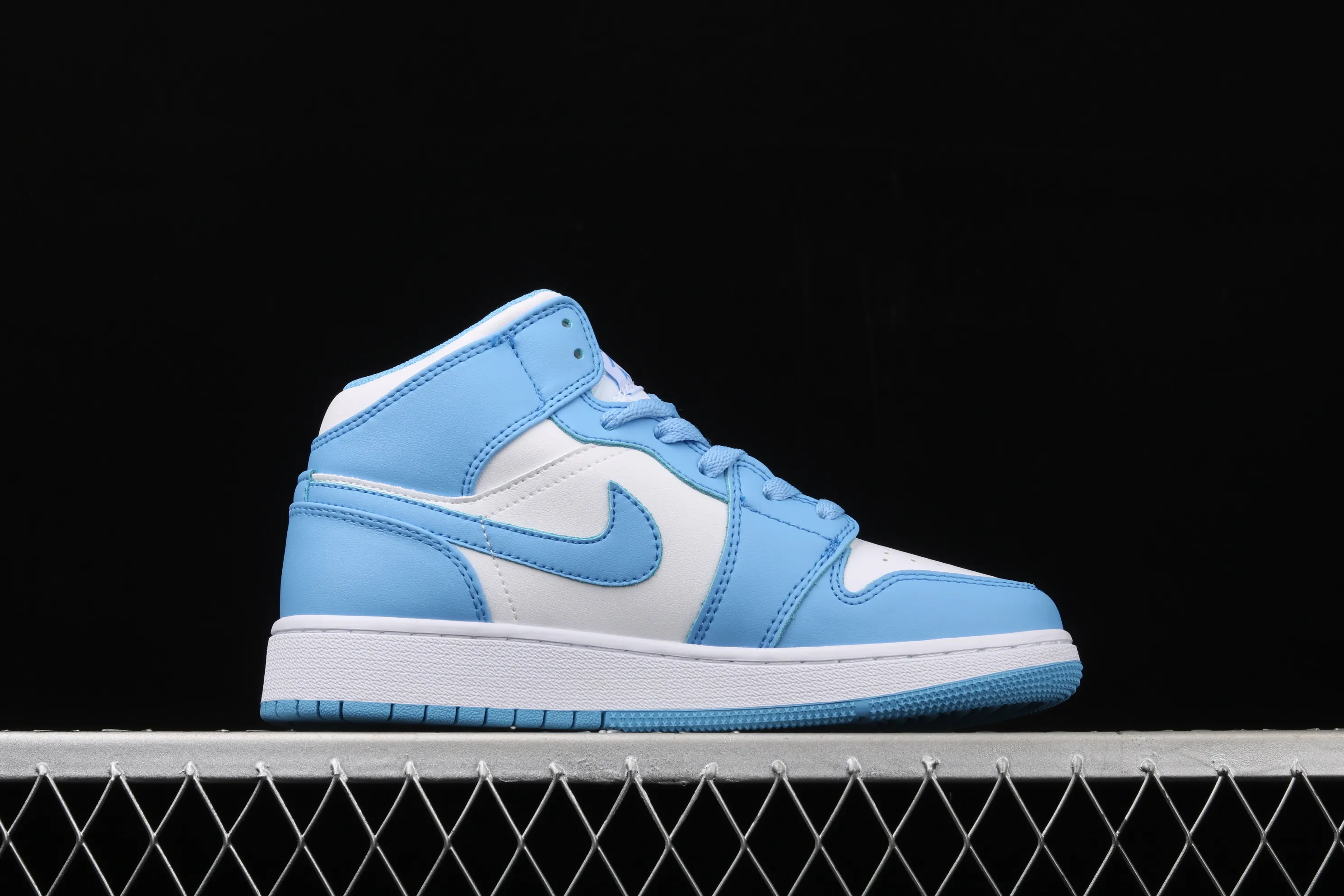 All categories Air Jordan Jordan series basketball shoes Air Jordan 1 Mid Air Jordan 1 Mid AJ1 Joe 1 white and blue 554724-106